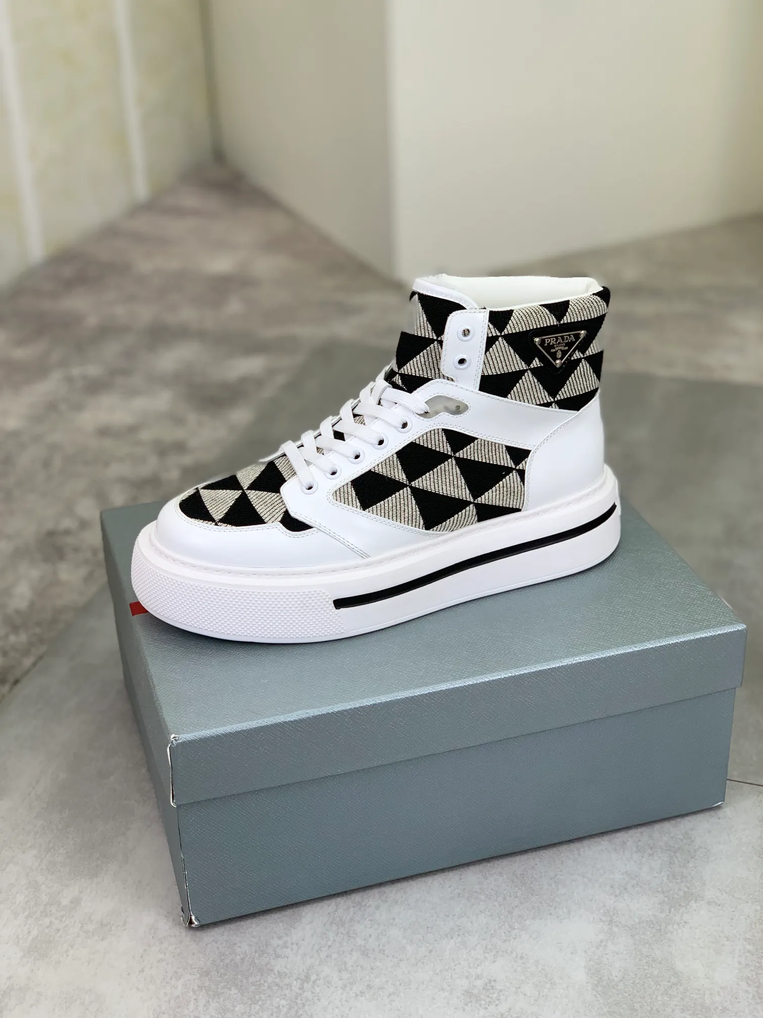 Men's shoes 💰P620 new model (high version) The new PRADA (Prada) high-top counter has launched the classic model at the same time. The new men's shoes and 😘fabrics are selected from the original imported calfskin. First layer of imported cowhide lining. The original version is awesome! 👍🏿Original open-molded non-slip PU outsole, with exquisite lines, simple and elegant, super comfortable and classy on foot, suitable for leisure travel. Code number:38-45